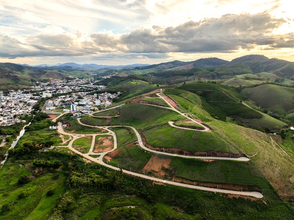 A cidade de Guaçuí e o empreendimento Soma Villaris, da Soma Urbanismo, vistos do alto.