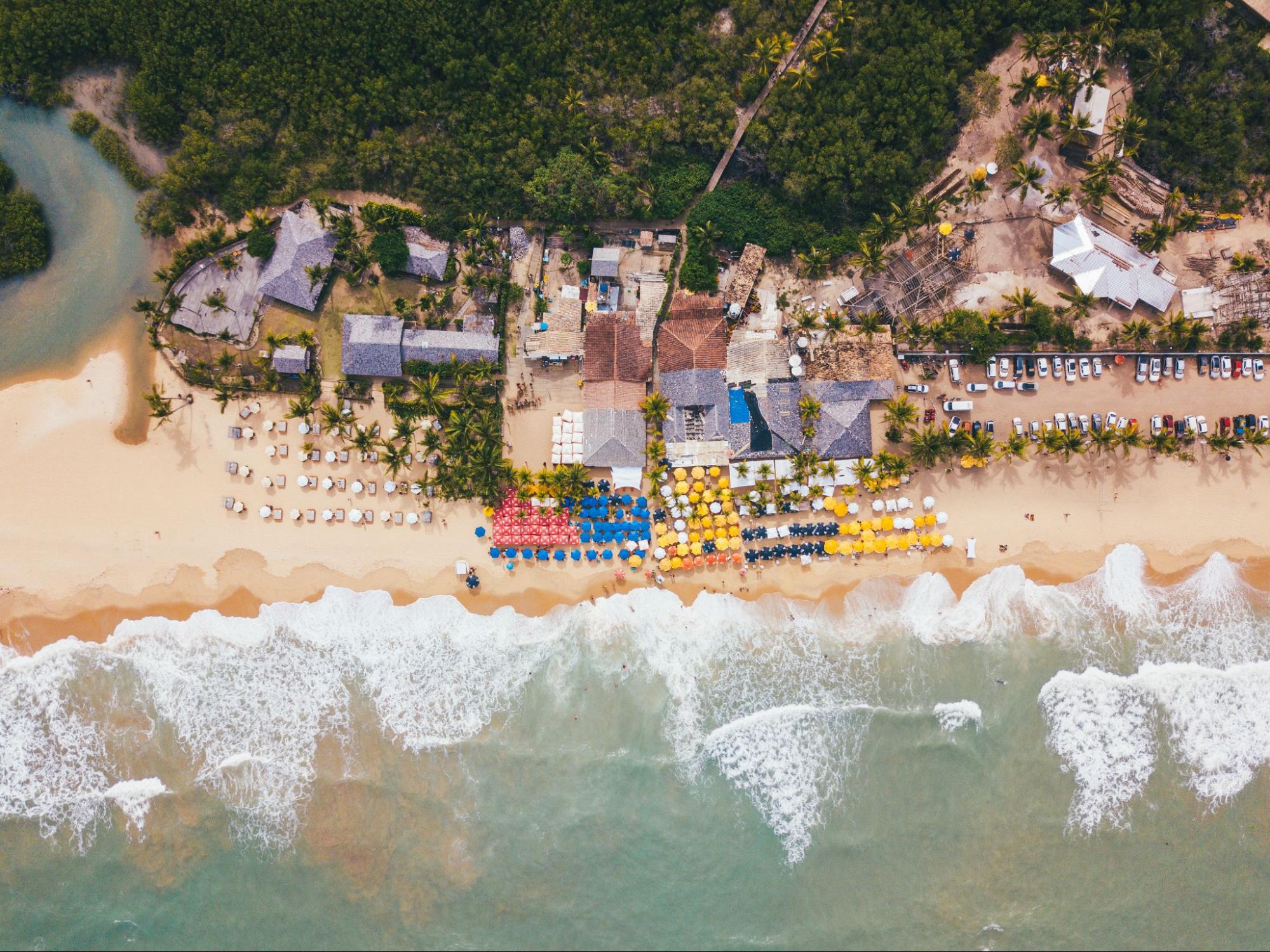 Vista aérea de Trancoso, na Bahia. Imagem ilustrativa para post sobre O que fazer em Trancoso, do blog da Soma Urbanismo.