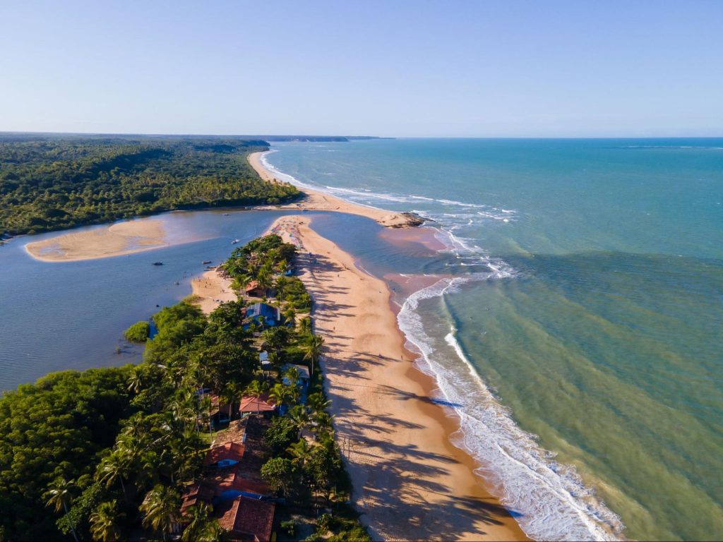 Vista aérea da vila de Caraíva em Porto Seguro, no sul da Bahia. Imagem ilustrativa para post sobre pontos turísticos no ES e na BA, do blog da Soma Urbanismo.