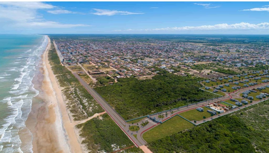 Vista aérea da Praia de Guriri, com perspectiva ao lado inferior direito do Residencial Golden Guriri. Imagem ilustrativa para post sobre pontos turísticos no ES e na BA, do blog da Soma Urbanismo.