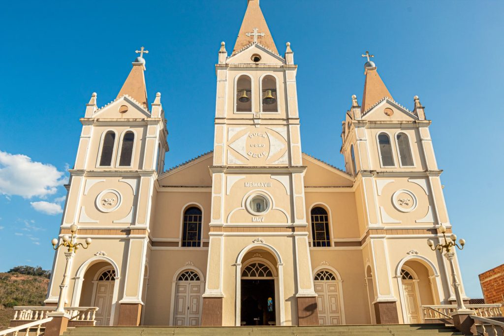 Igreja Matriz da cidade de Guaçuí, no Caparaó capixaba. Imagem para post sobre vantagens de morar em Guaçuí, ES.