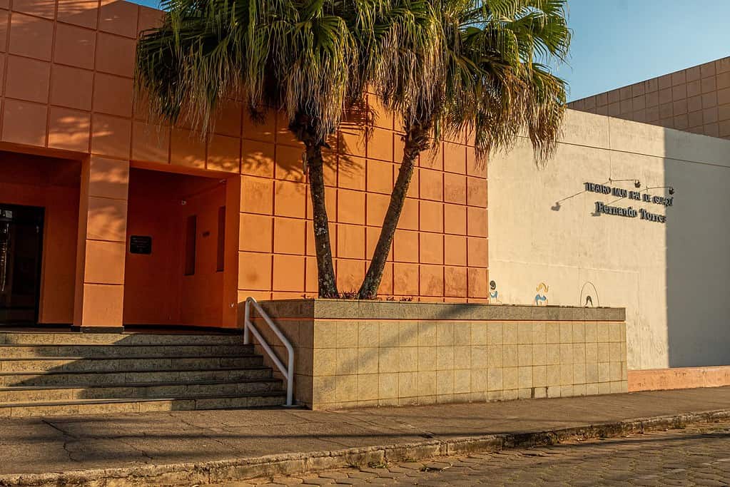 Teatro Fernando Torres, em Guaçuí, no Caparaó capixaba. Imagem para post sobre vantagens de morar em Guaçuí, ES.